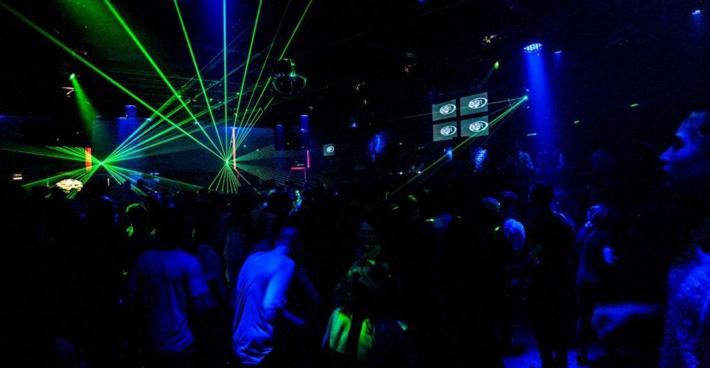 Estación de radio en vivo transmitiendo música Techno Club Dance las 24 horas