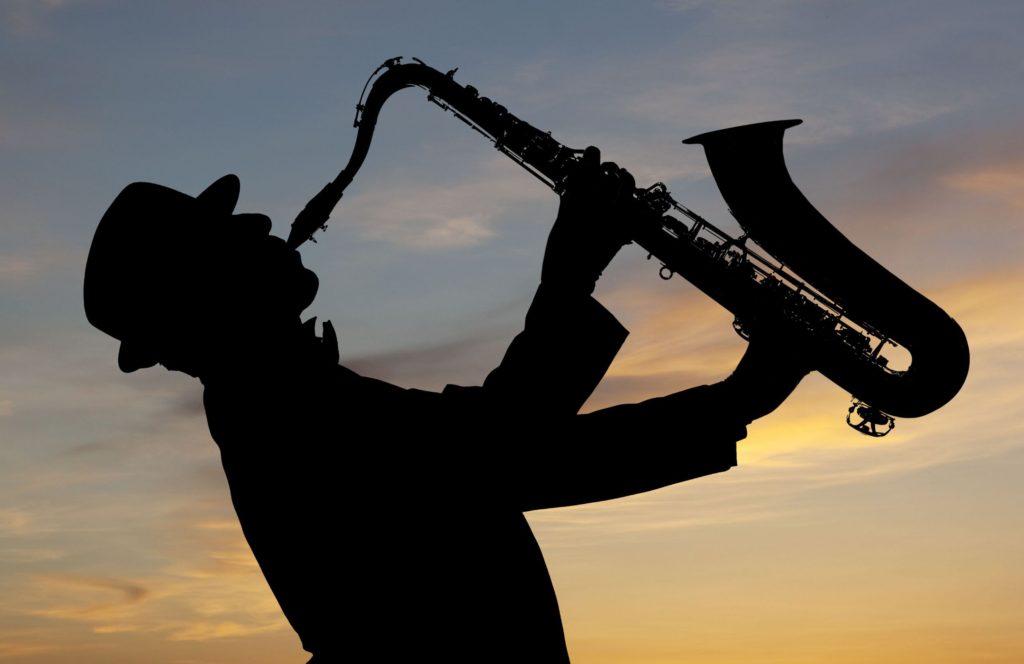 Estación de radio en vivo transmitiendo música La Brisa Jazz las 24 horas